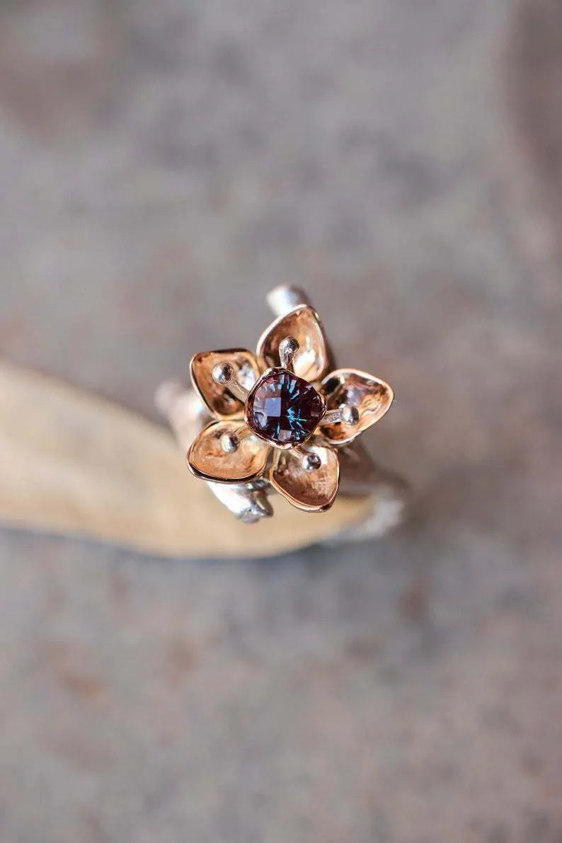 Two-tone silver women's fashion ring with geometric shape and floral pattern ornamentation
