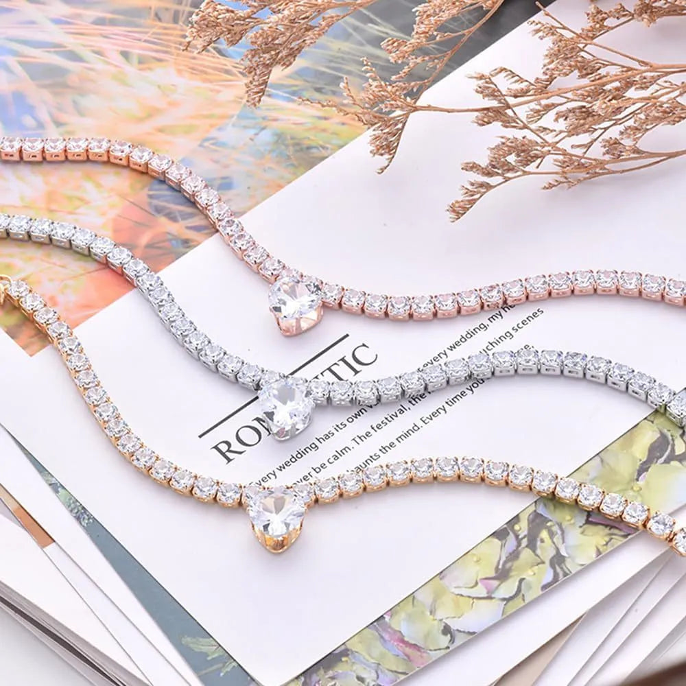 Heart-shaped rhinestone pet collar for cats and dogs in gold colour with adjustable sizing