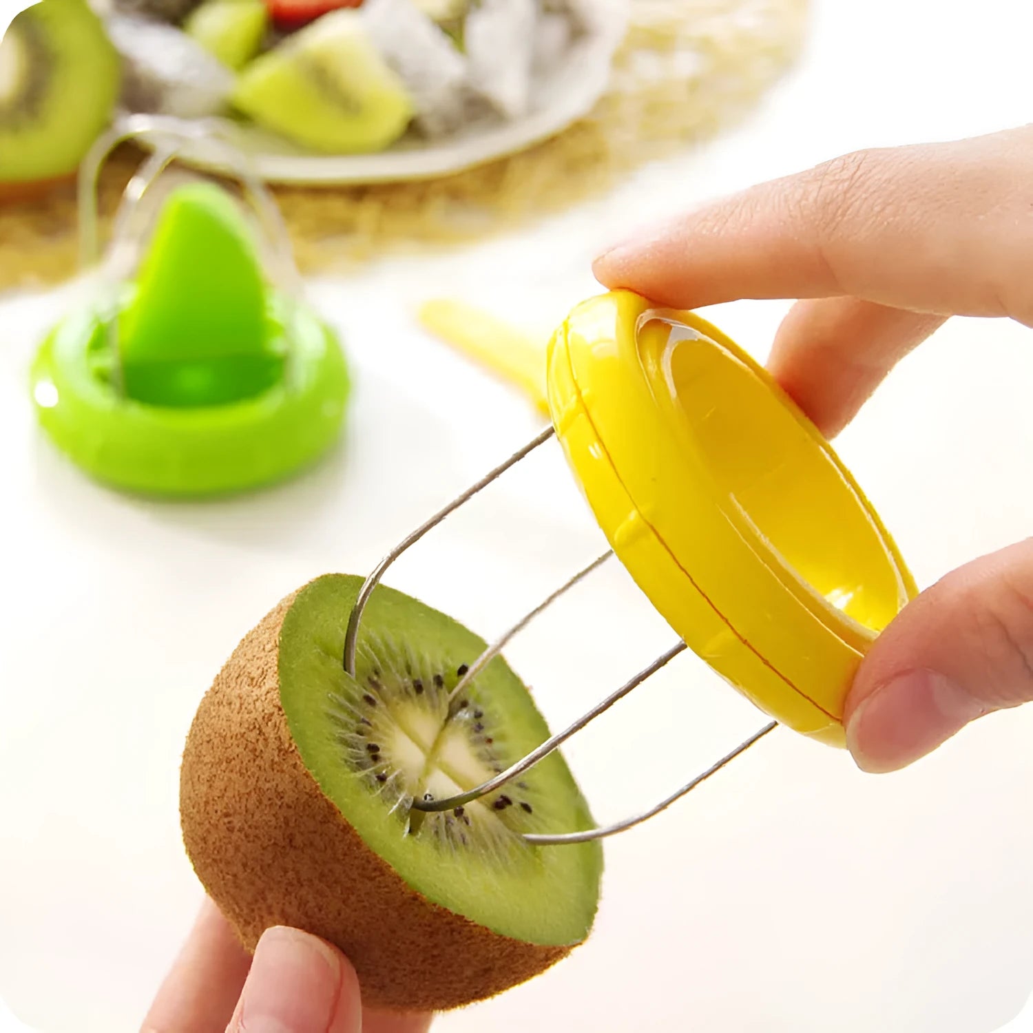 Mini kiwi cutter peeler slicer in ABS and stainless steel, 5.5 x 4.5 cm, with random colour option