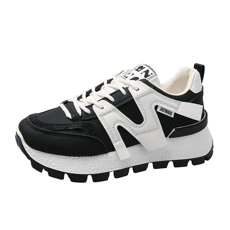 Women's low-top running sneakers in black with round toe and rubber sole, lace-up closure