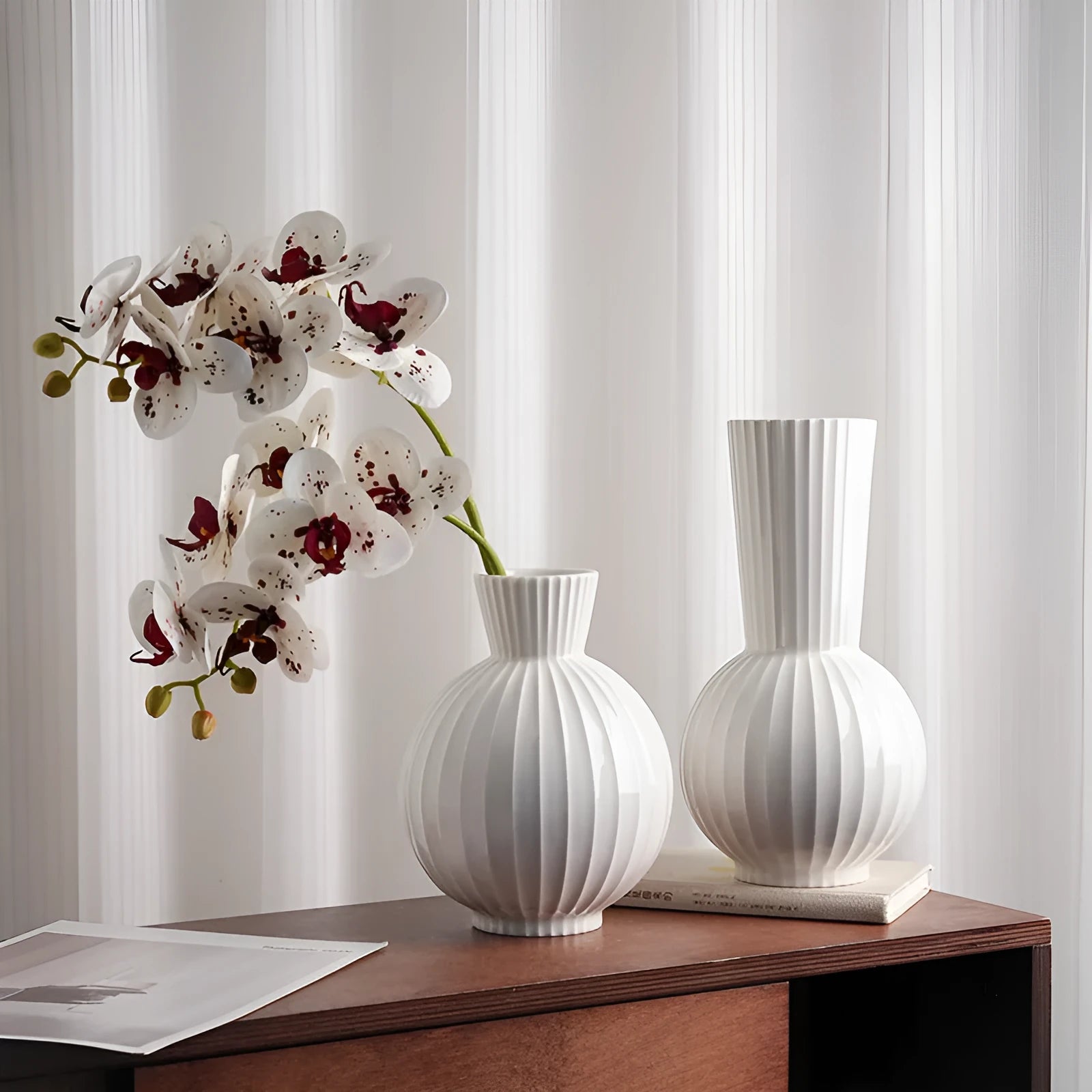 White ceramic ball-shaped vase with American striped patterns for living room table decoration