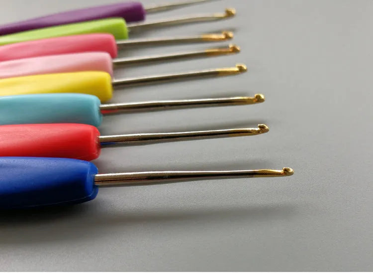 16 crochet hooks with thick and thin plastic handles in PU storage bag