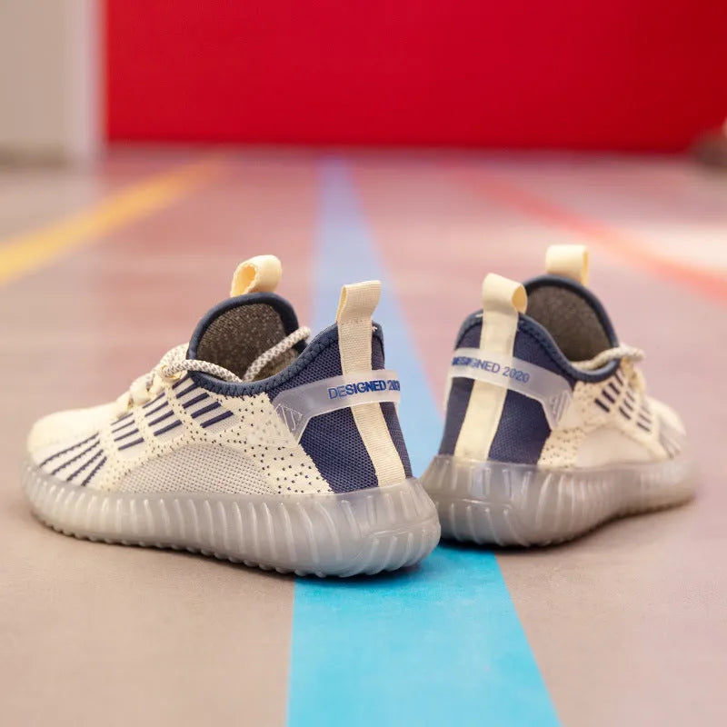 Men's white low-cut breathable sports shoes with a round toe and flat platform heel on a plain background.