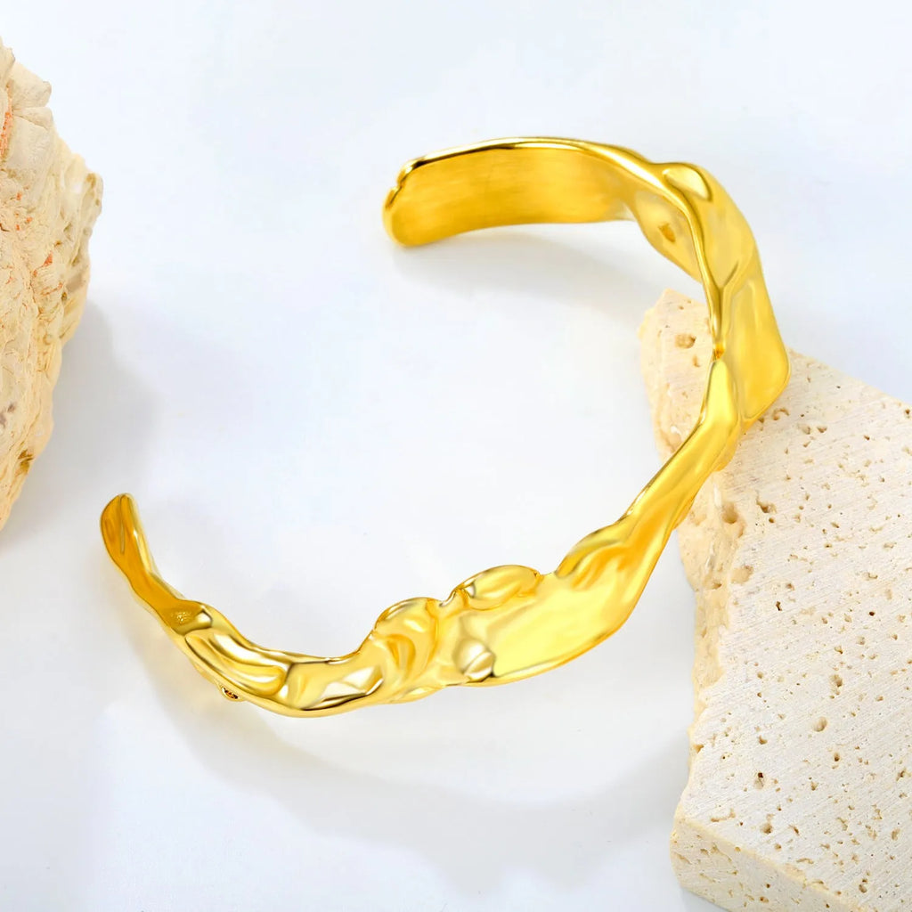 Stainless steel alloy bracelet in European and American trendy style, shown in silver, gold, and grey-gold colour options.