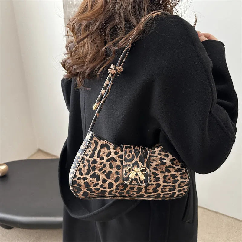 Large capacity casual women's handbag in medium-soft PU leather with sandwich pocket design