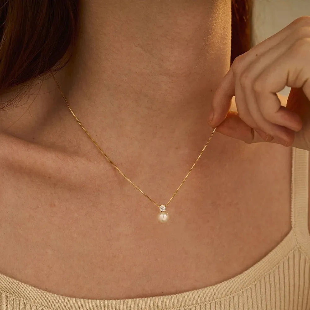 St Delan stainless steel necklace with imitation pearl and zircon pendant in gold colour.