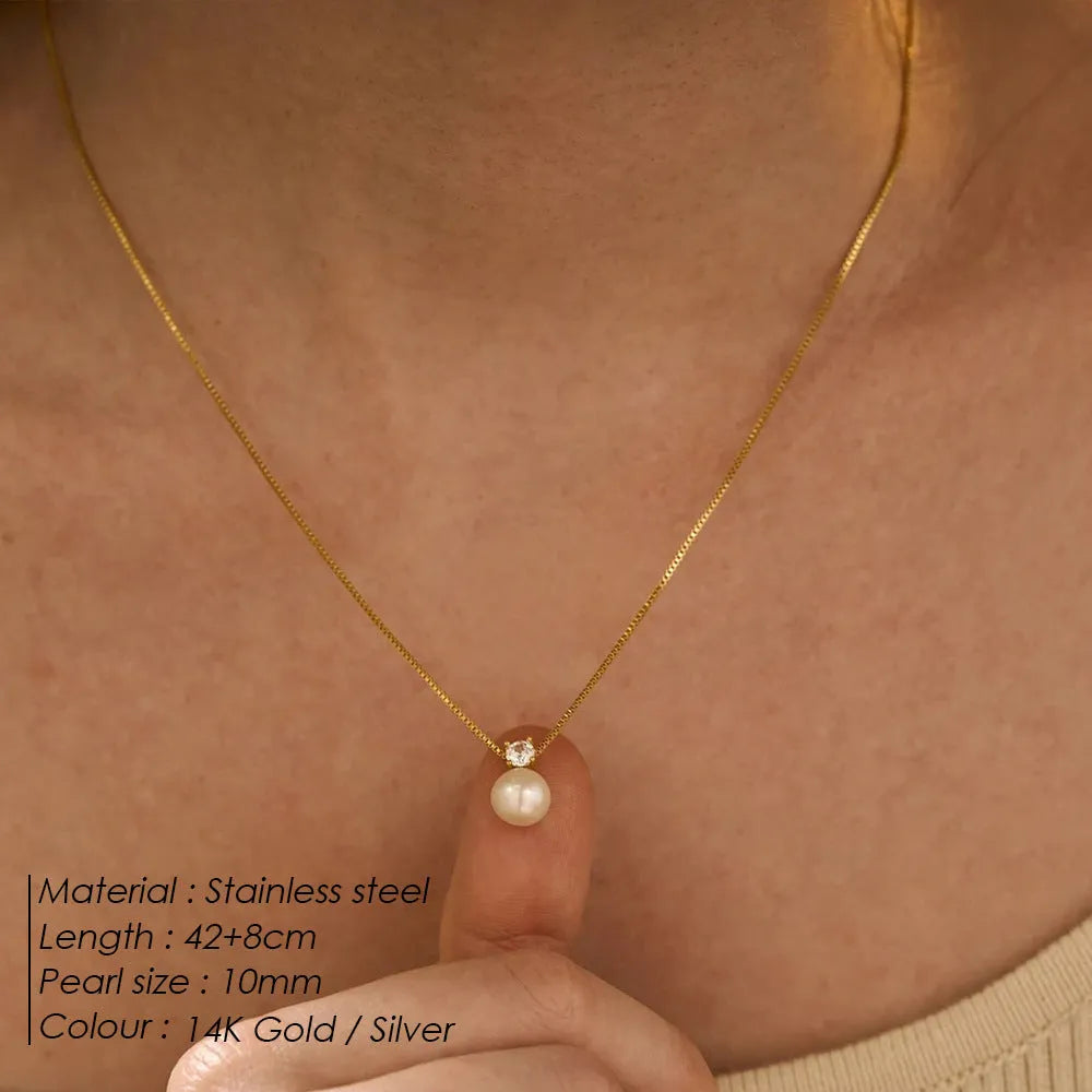 St Delan stainless steel necklace with imitation pearl and zircon pendant in gold colour.