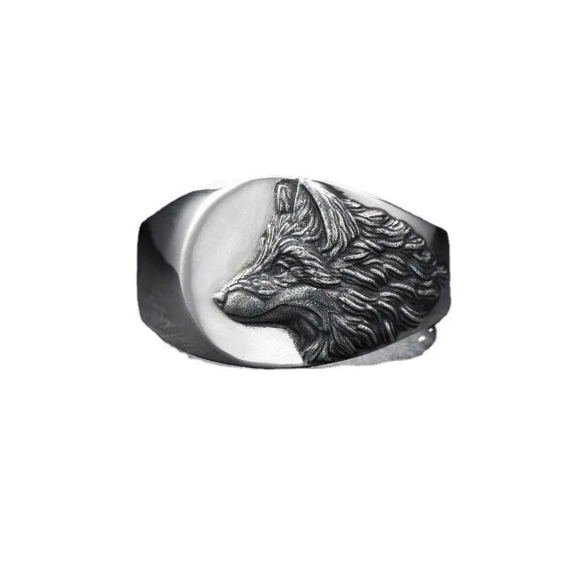 Men's silver geometric wolf ring with a domineering retro design on a hand.