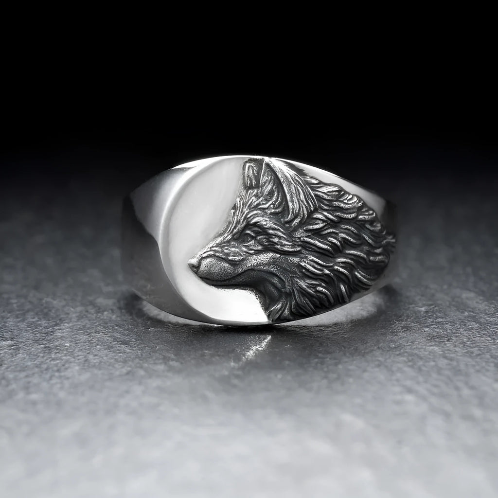 Men's silver geometric wolf ring with a domineering retro design on a hand.