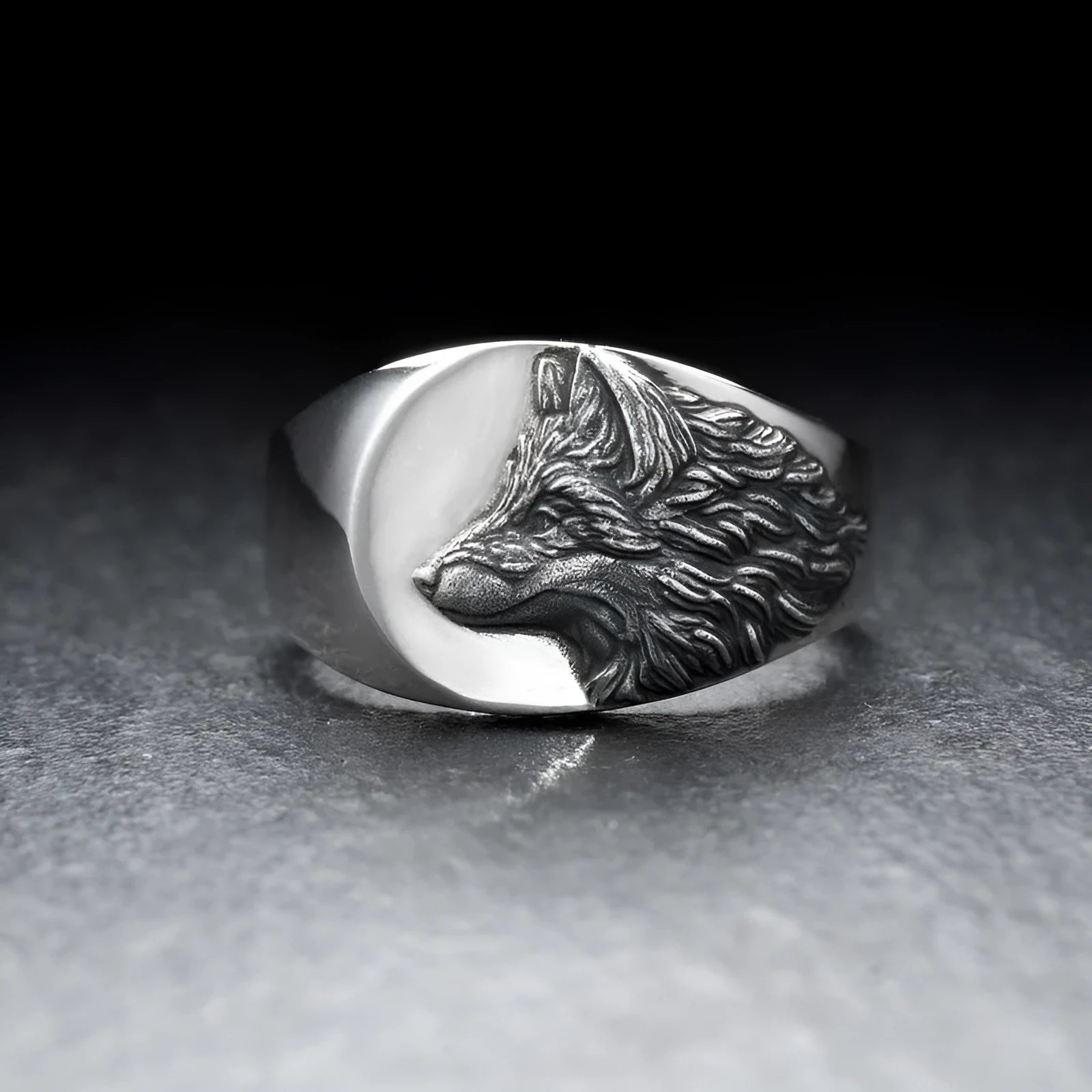 Men's silver geometric wolf ring with a domineering retro design on a hand.
