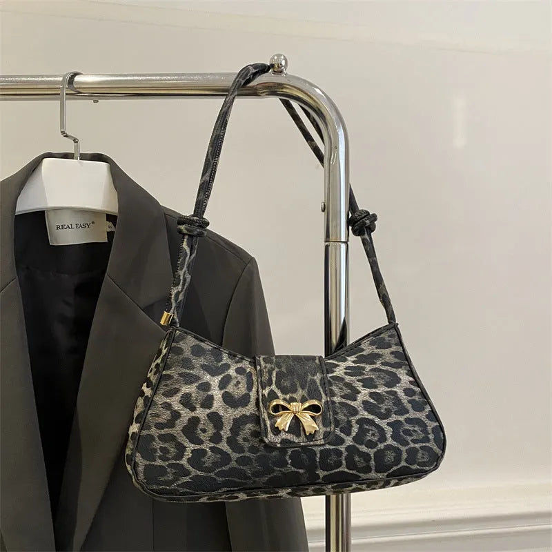 Large capacity casual women's handbag in medium-soft PU leather with sandwich pocket design