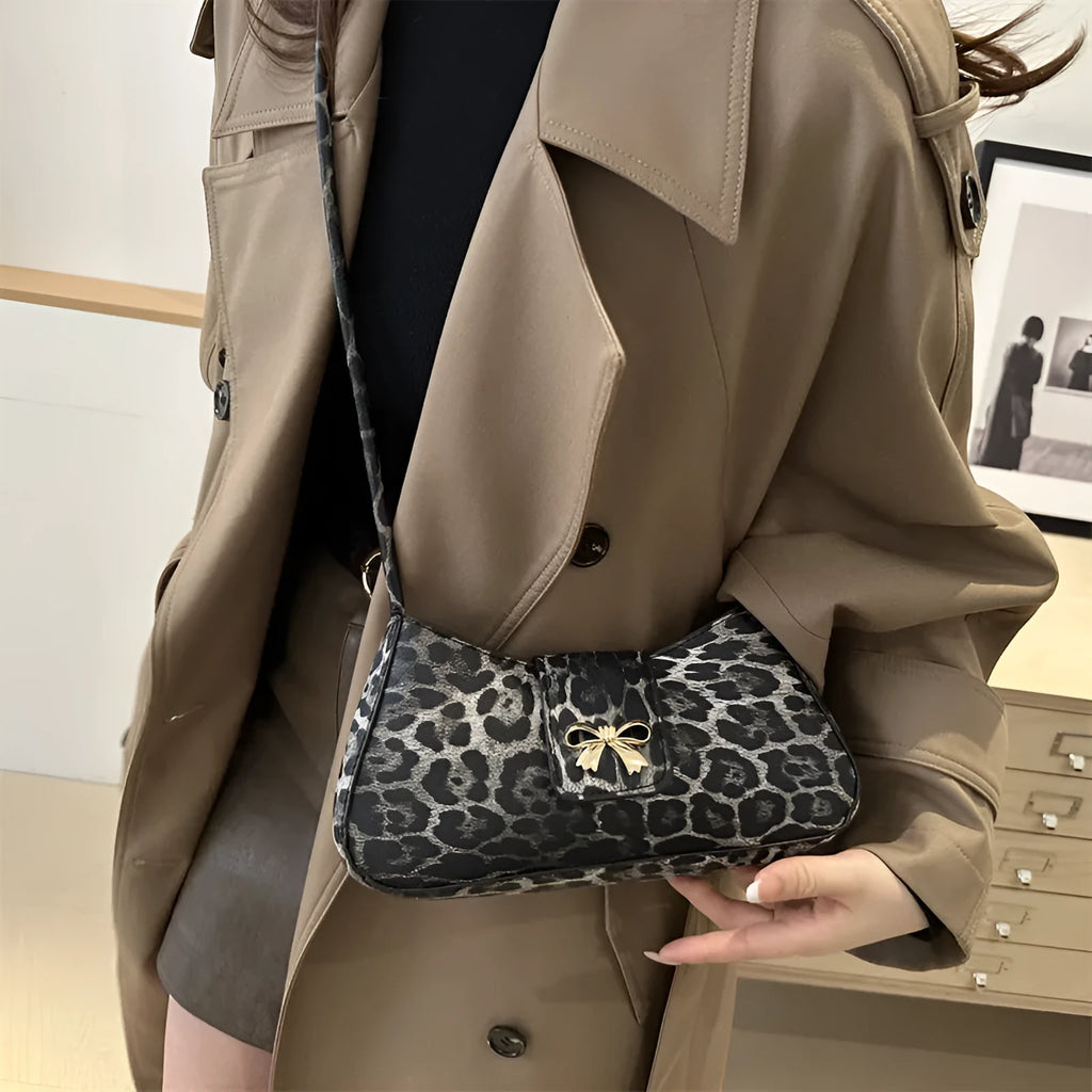 Large capacity casual women's handbag in medium-soft PU leather with sandwich pocket design