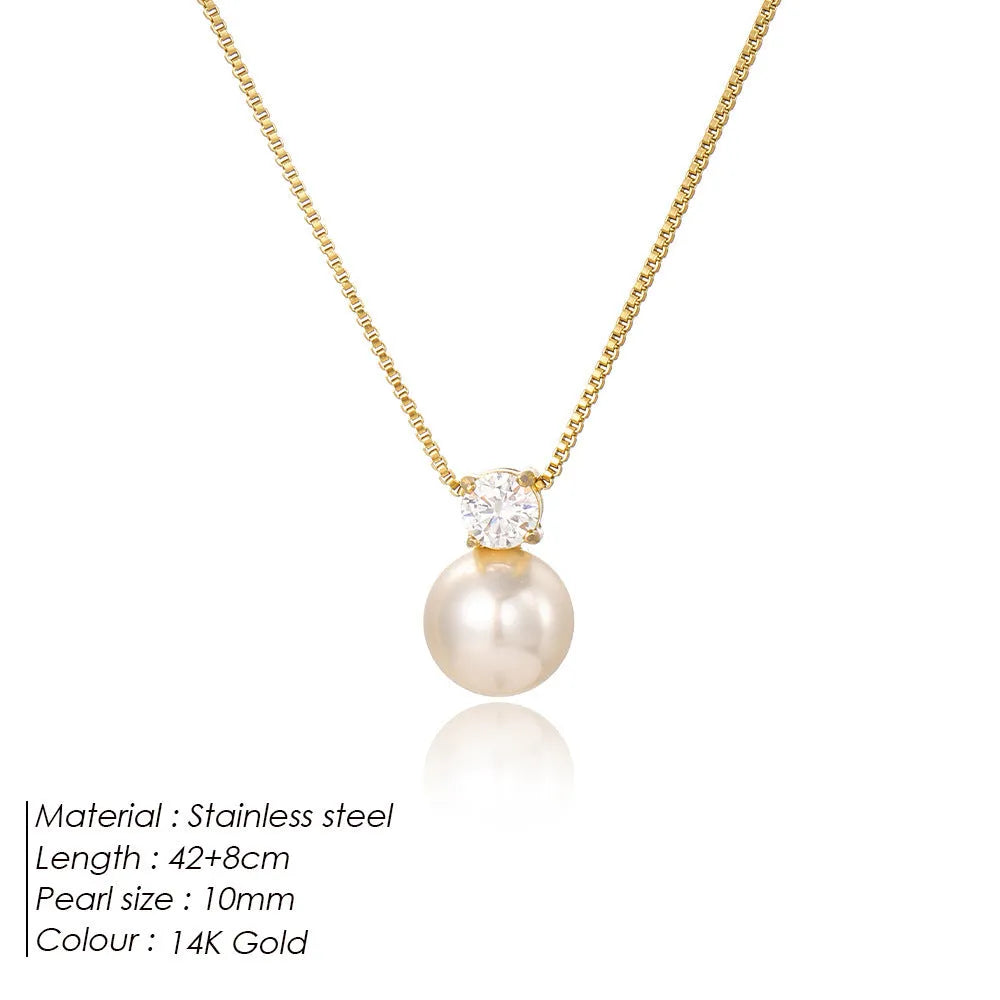 St Delan stainless steel necklace with imitation pearl and zircon pendant in gold colour.