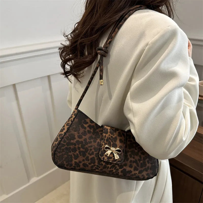 Large capacity casual women's handbag in medium-soft PU leather with sandwich pocket design