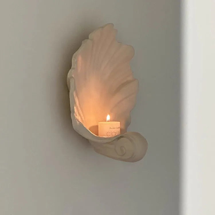White resin simulation shell fruit plate ornament for light luxury table decoration.