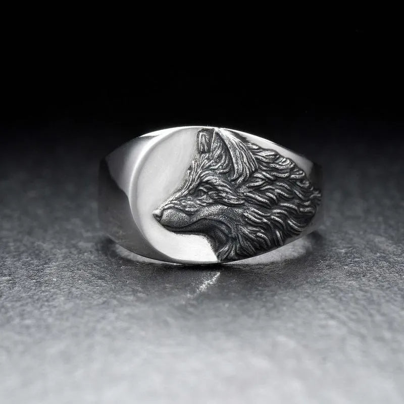 Men's silver geometric wolf ring with a domineering retro design on a hand.