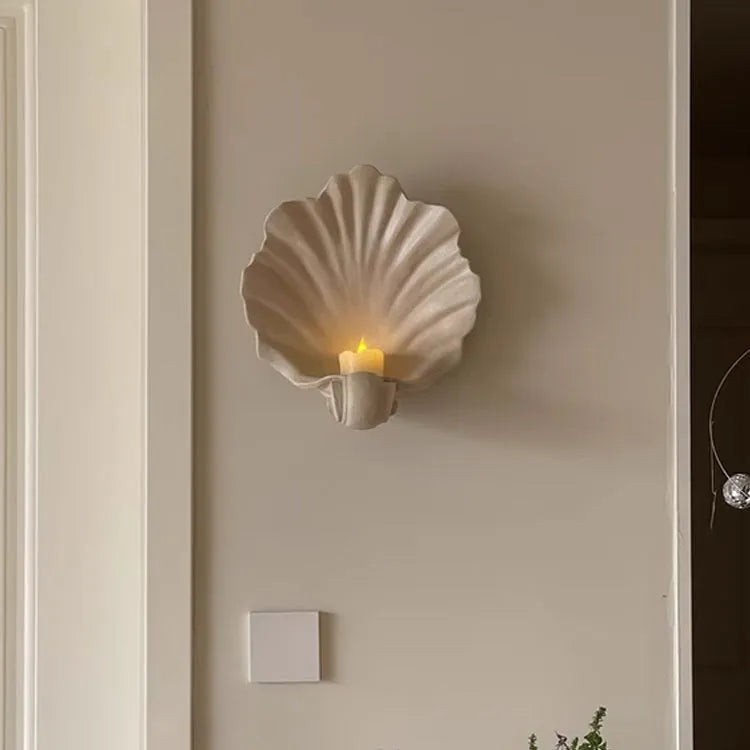 White resin simulation shell fruit plate ornament for light luxury table decoration.