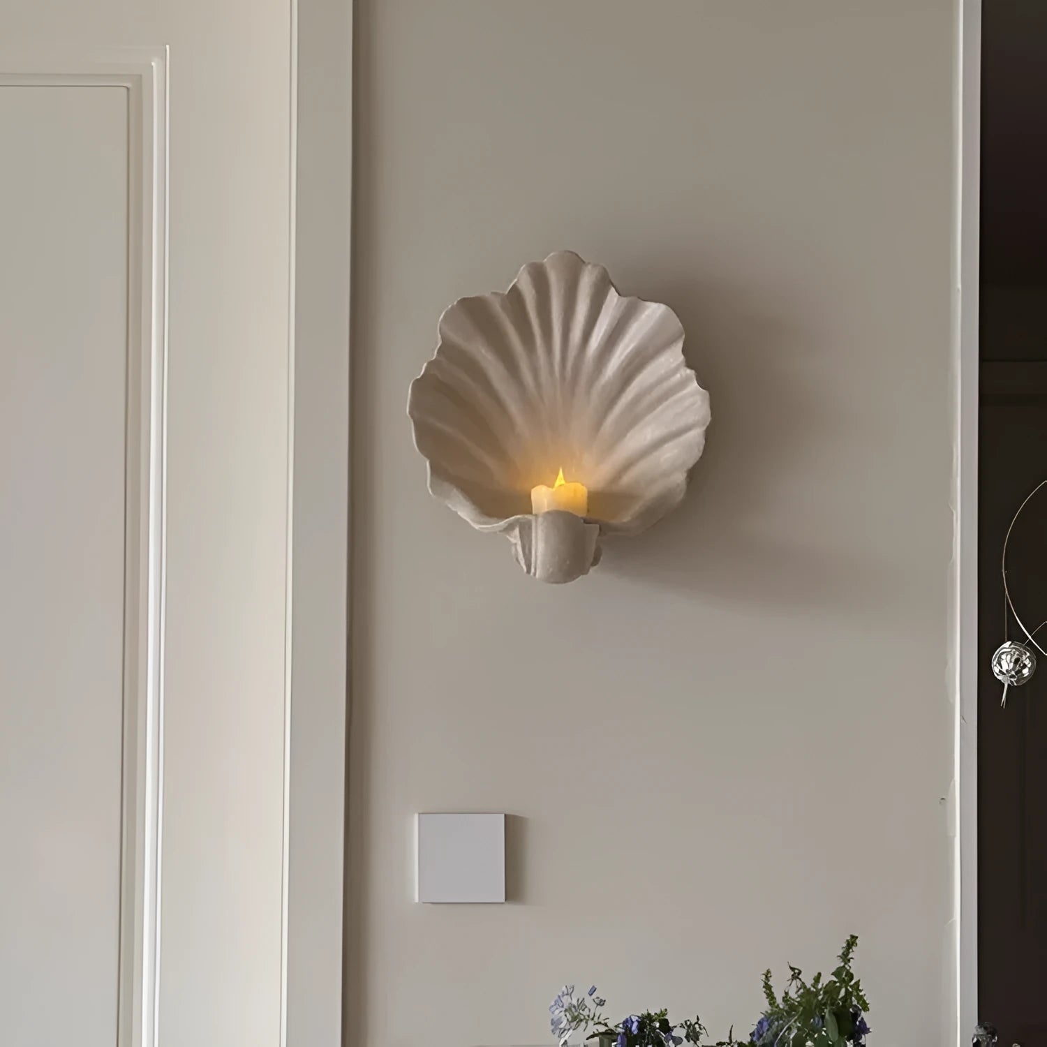 White resin simulation shell fruit plate ornament for light luxury table decoration.