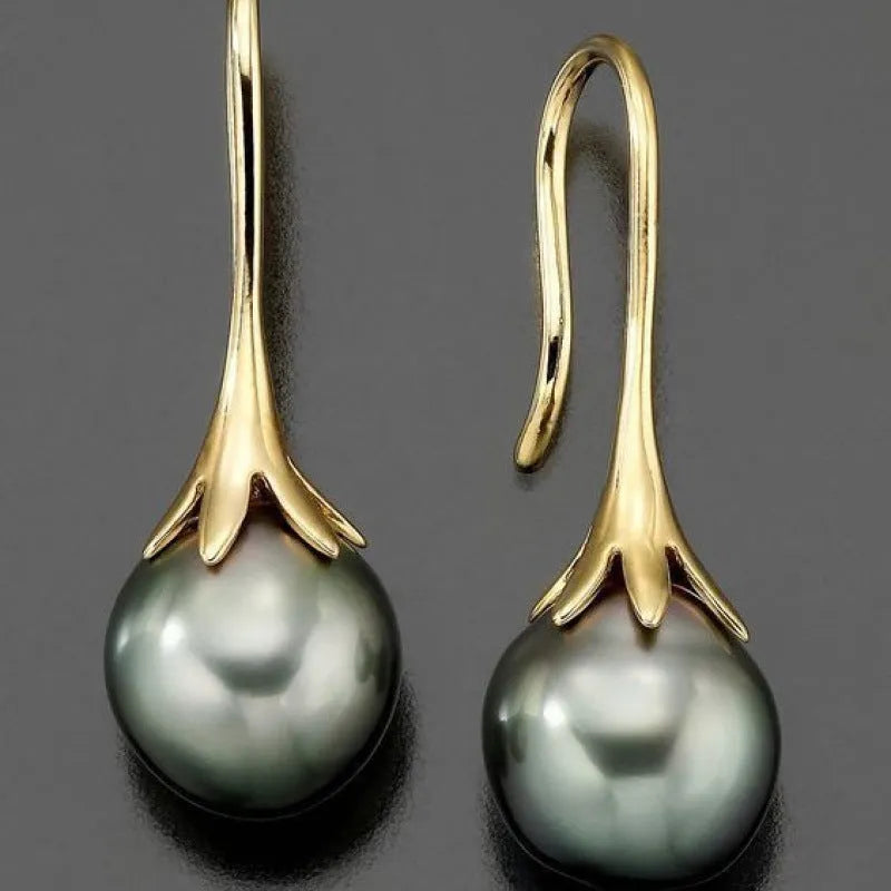 Retro fashion women's earrings with gold electroplating on alloy, personalised creative design