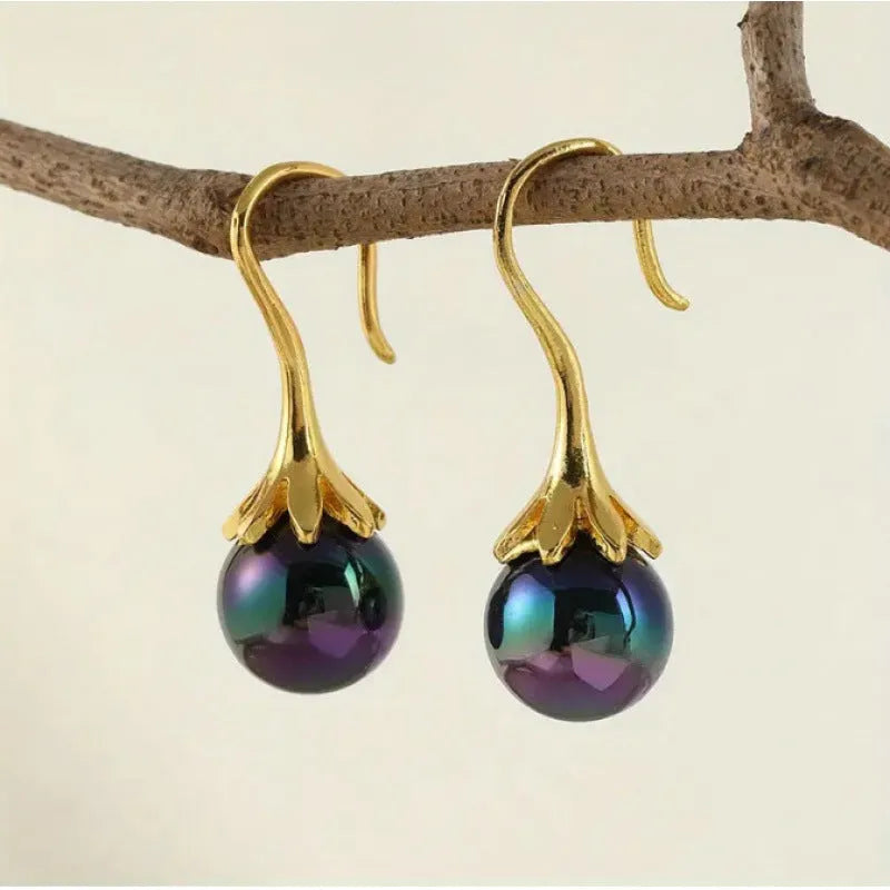 Retro fashion women's earrings with gold electroplating on alloy, personalised creative design