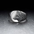 Men's silver geometric wolf ring with a domineering retro design on a hand.