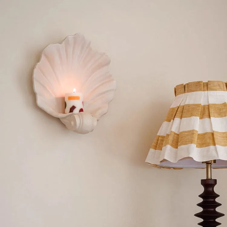 White resin simulation shell fruit plate ornament for light luxury table decoration.