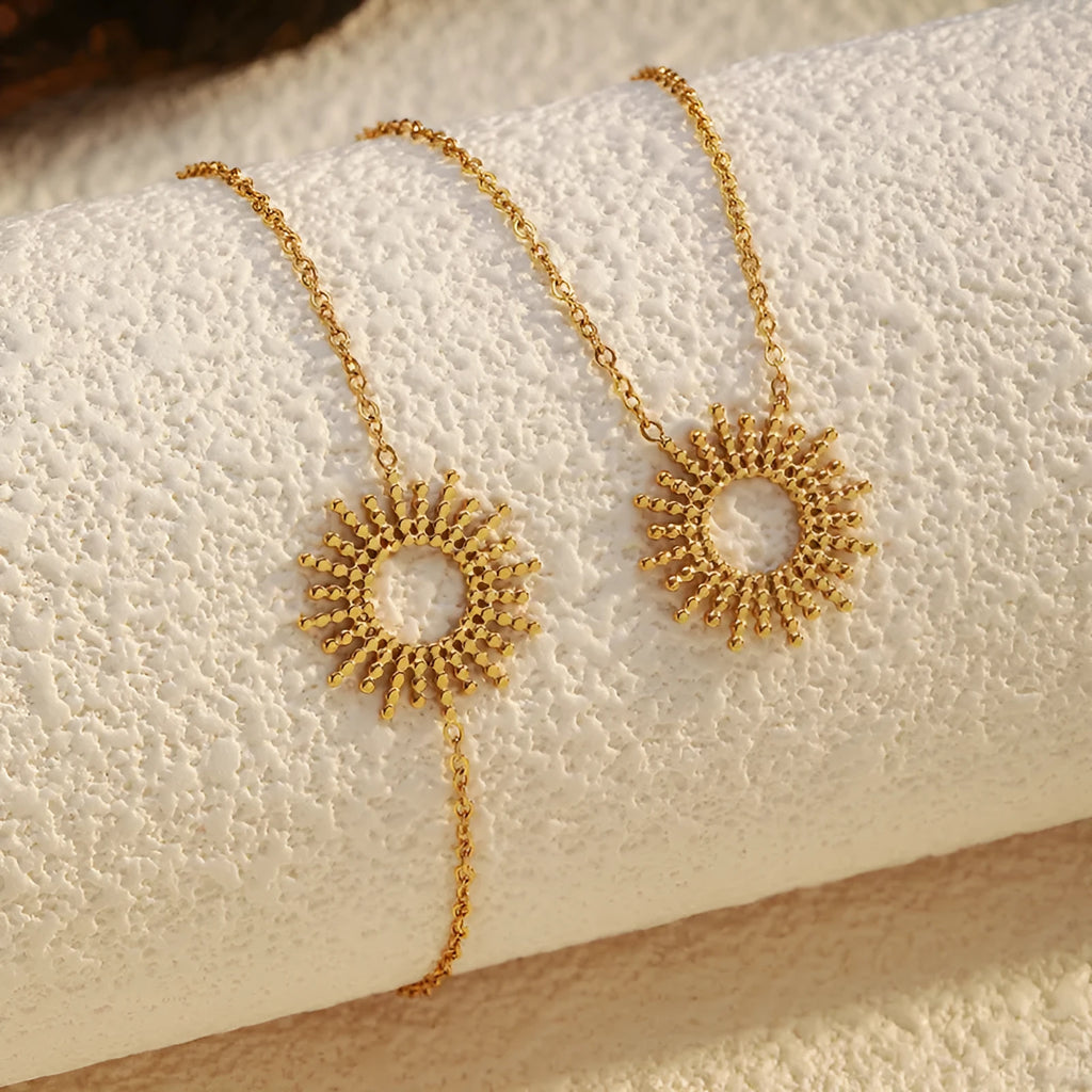 Sunflower yellow gold jewellery set with geometric chain necklace and bracelet