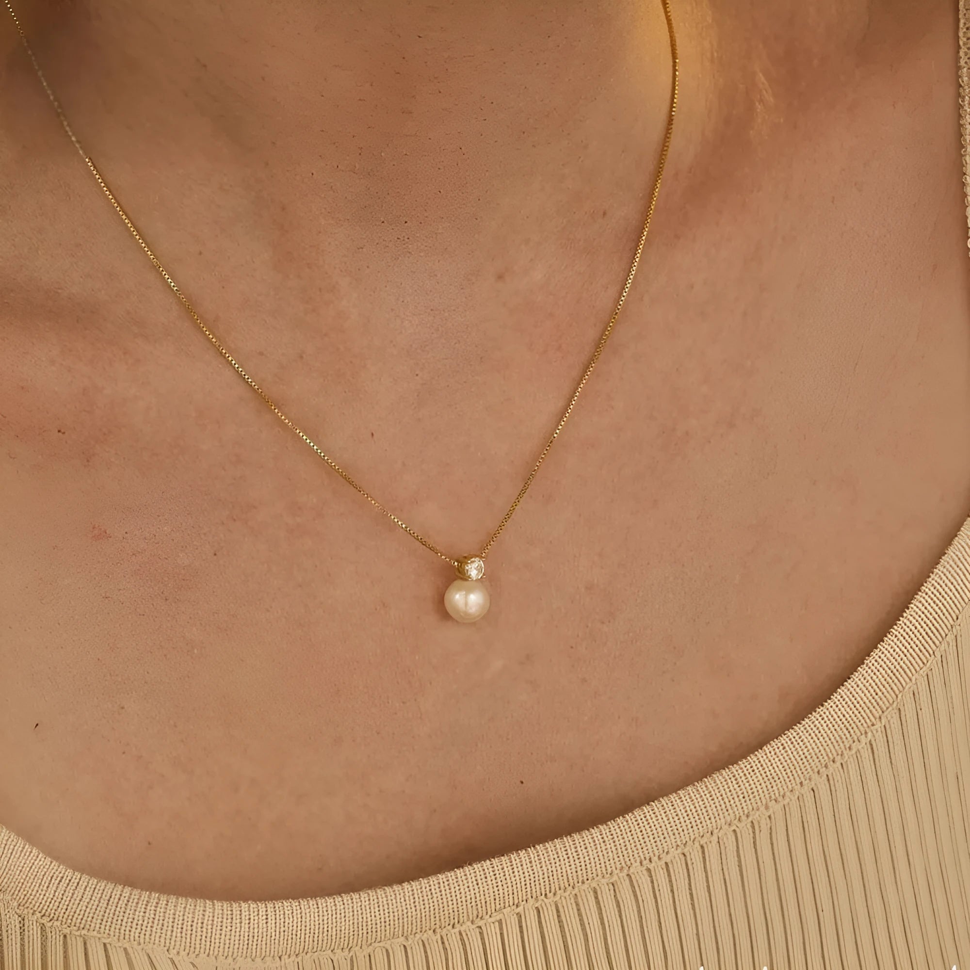 St Delan stainless steel necklace with imitation pearl and zircon pendant in gold colour.