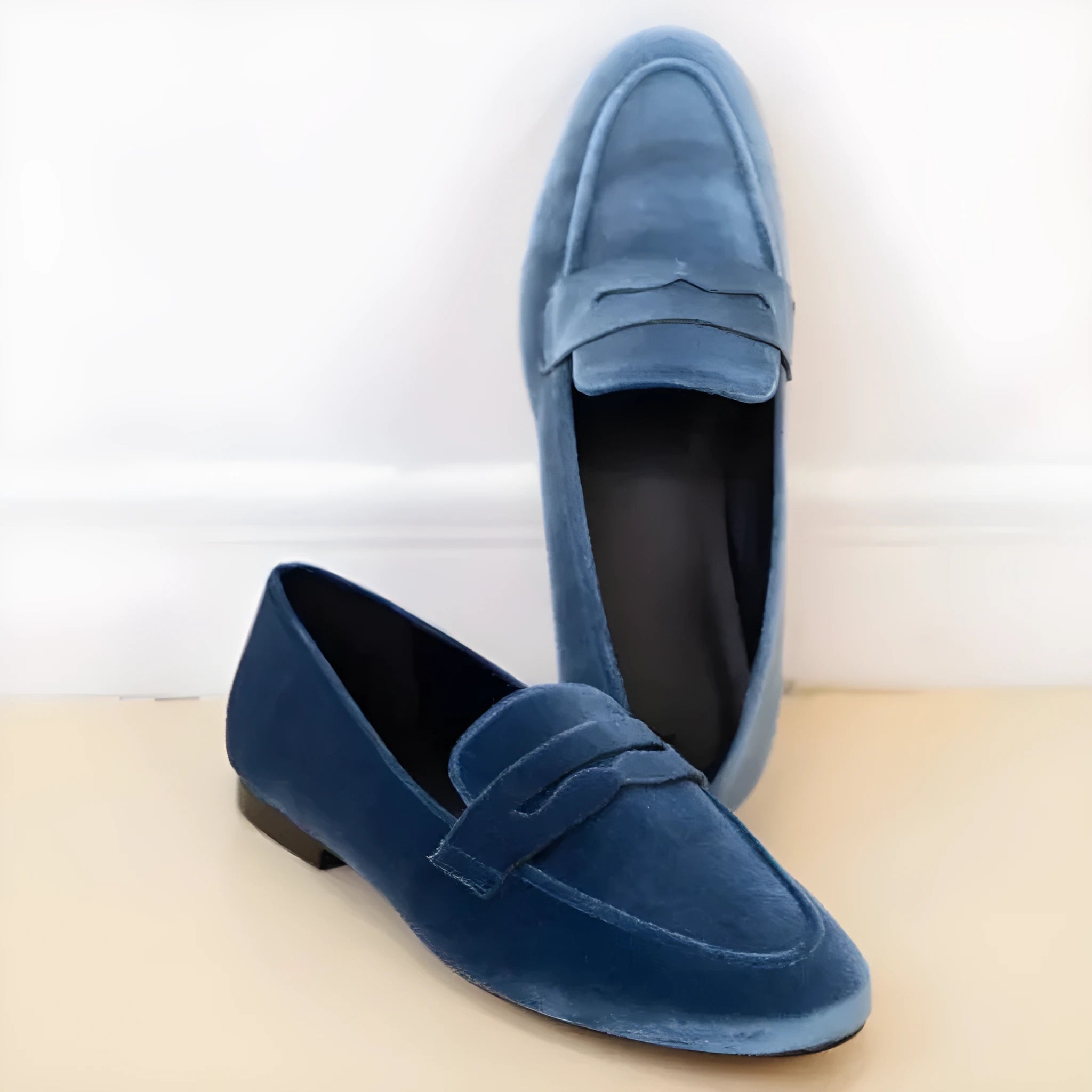 Blue and black sole flat loafers for women in artificial PU suede with a round toe.