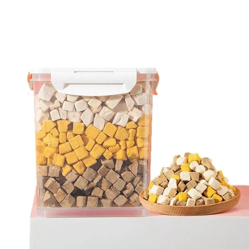 Freeze-dried dog snacks in a resealable bag, assorted chicken egg yolk and duck varieties, 500g net weight