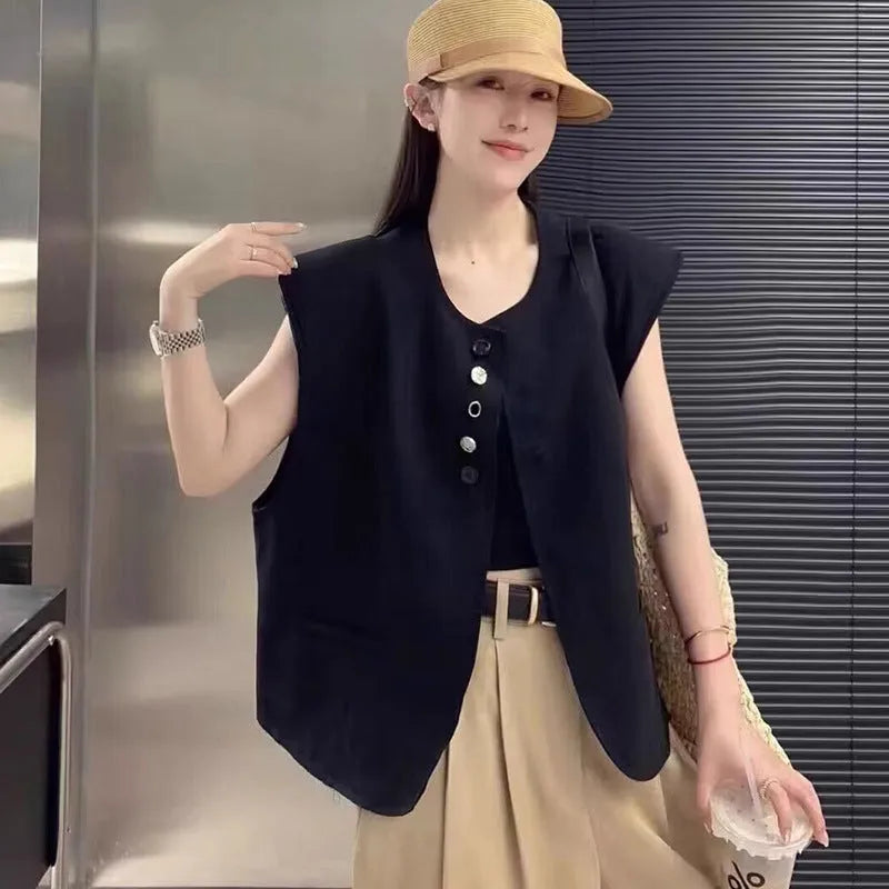 Women's loose-fit polyester vest in solid colour with pocket detailing