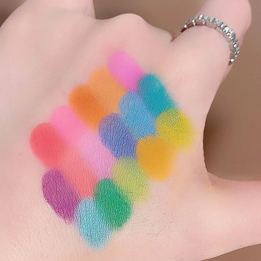 Matte pearlescent eye shadow plate with 16 colours in a compact tray, suitable for dry skin, includes Flower Fairy theme