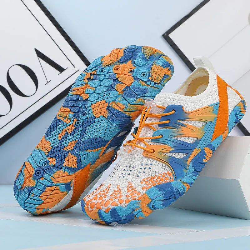 Men's and women's quick-drying lace-up beach shoes in mesh with a non-slip rubber sole.