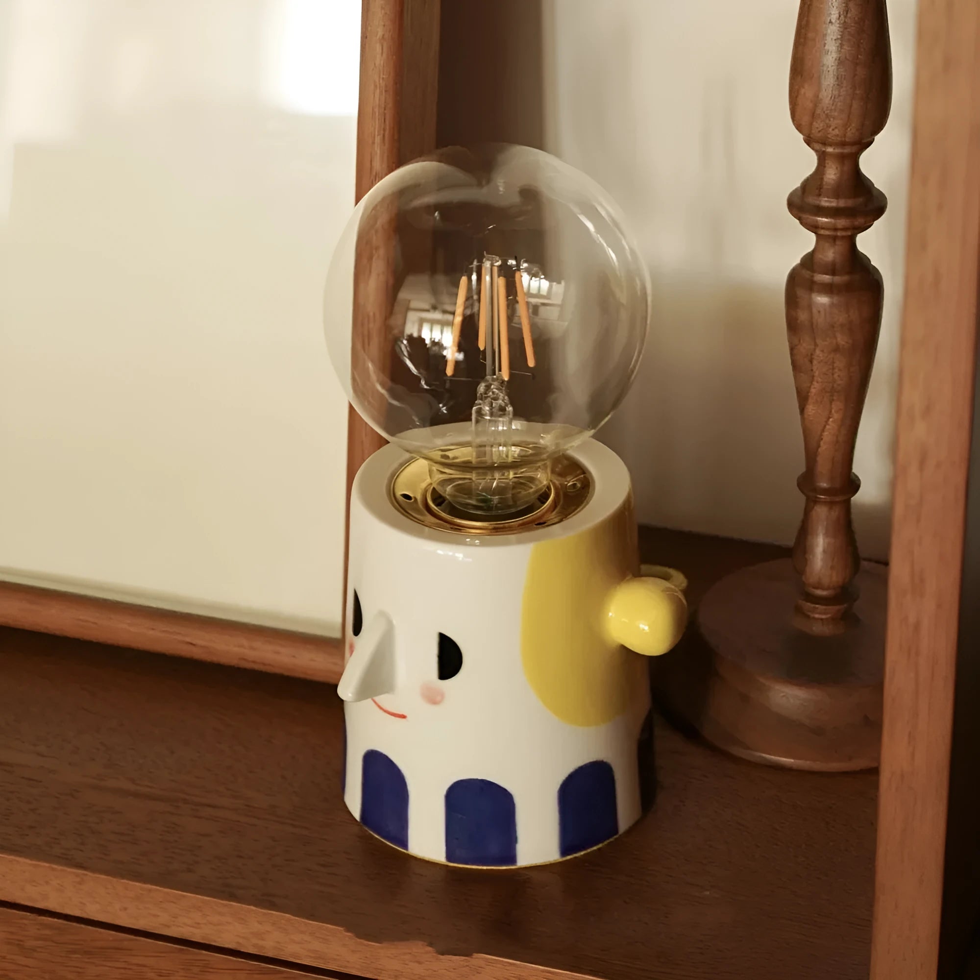 Handmade ceramic bedside lamp with ball headlight design and 220V US power specifications