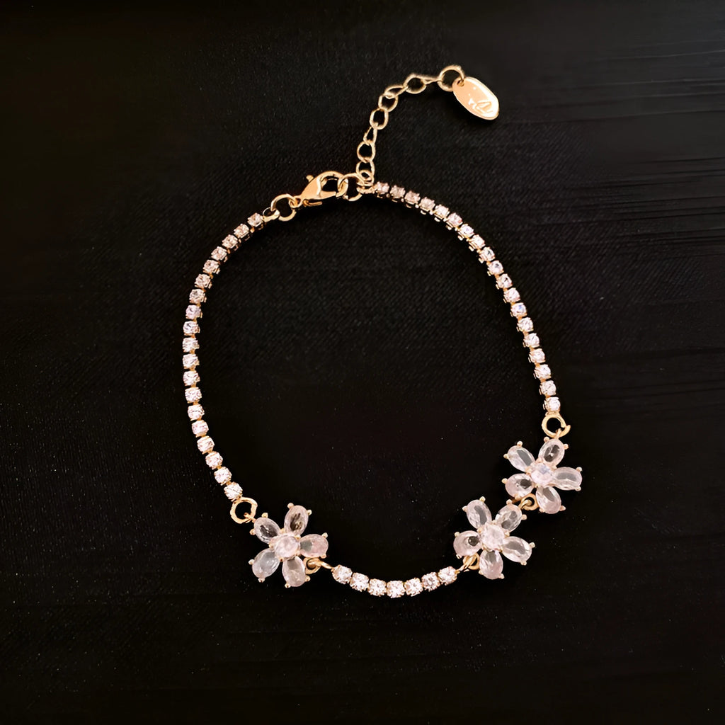 Women's geometric copper bracelet with quadrilateral pattern and inlaid zircon detail in gold colour
