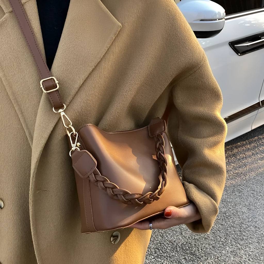 Retro style one-shoulder crossbody bucket bag in PU leather with woven texture in khaki colour