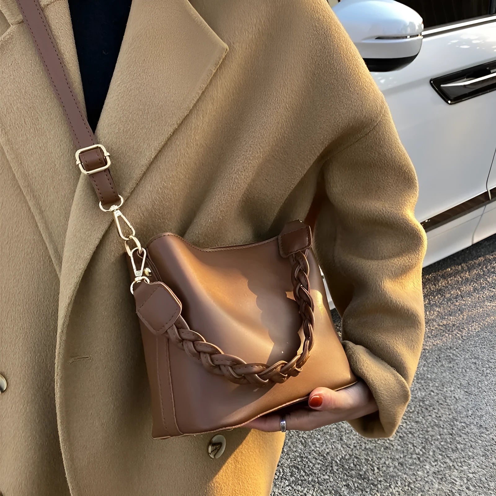 Retro style one-shoulder crossbody bucket bag in PU leather with woven texture in khaki colour