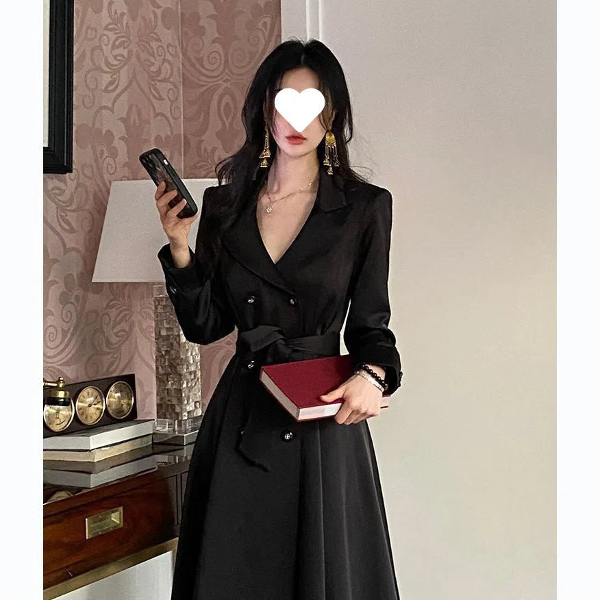 Retro waist-controlled double-breasted long coat in black polyester fibre with long sleeves, front view
