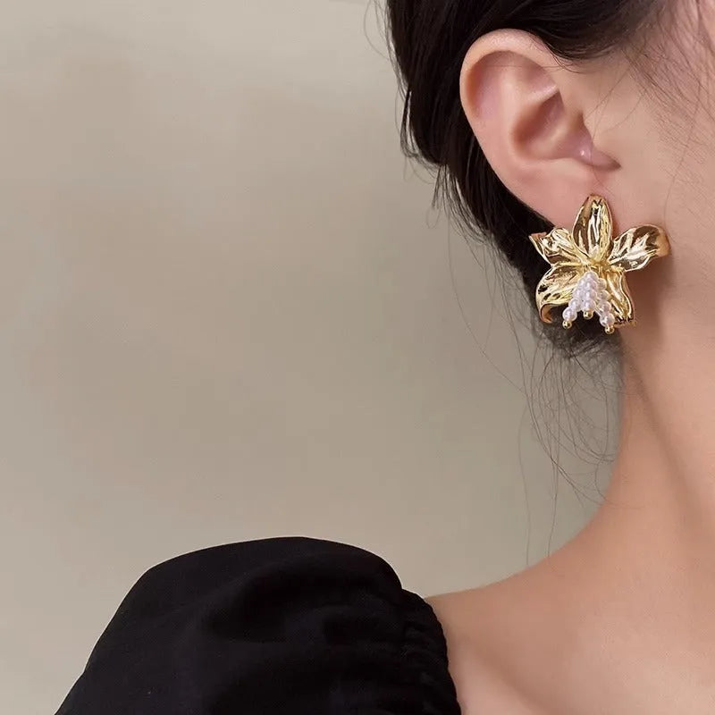 Golden H1795 metal flower earrings with exaggerated design and personalised styling elements