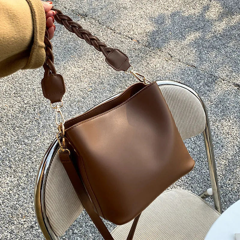 Retro style one-shoulder crossbody bucket bag in PU leather with woven texture in khaki colour
