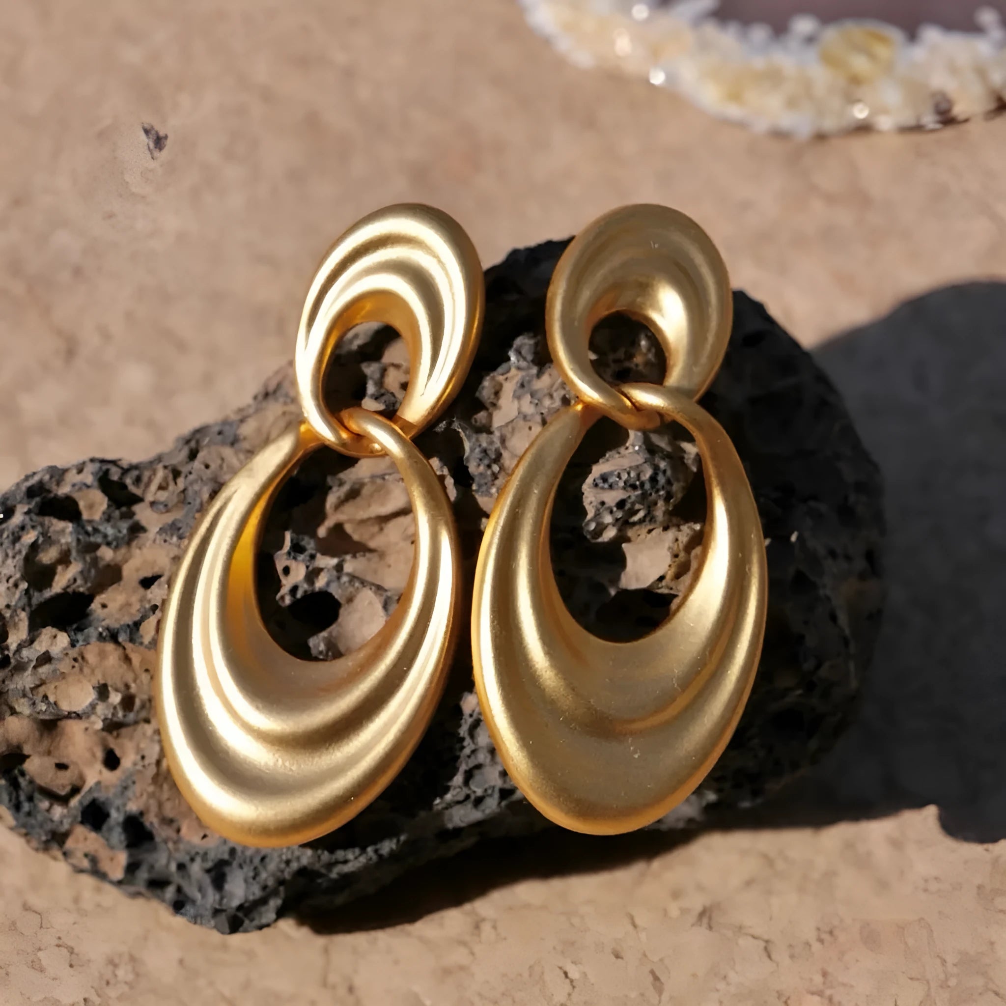 Plain gold double circle French retro earrings with quicksand finish, U-shaped copper design