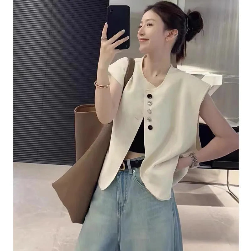 Women's loose-fit polyester vest in solid colour with pocket detailing
