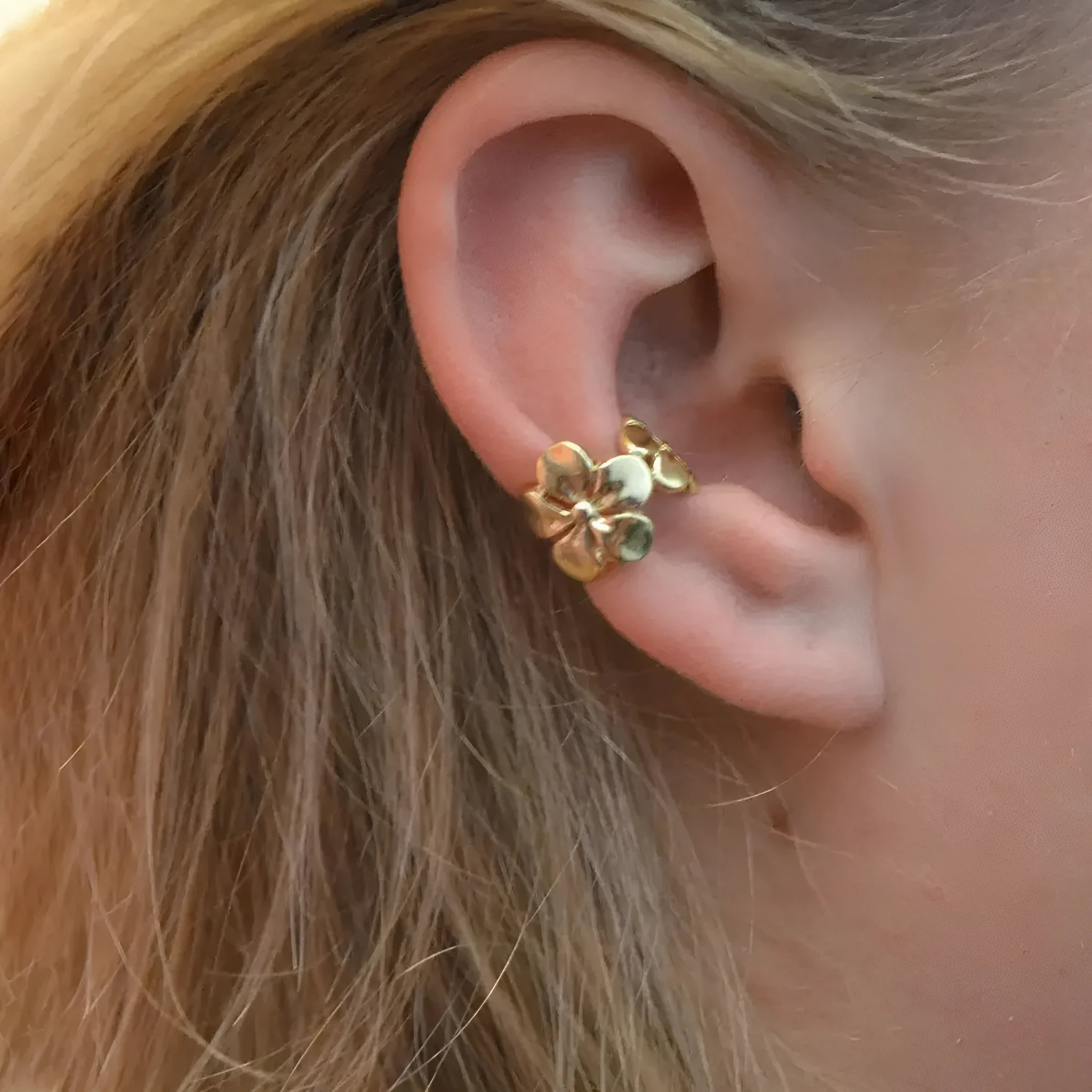 Gold electroplated women's earrings with starfish and conch beach-themed animal zodiac modelling