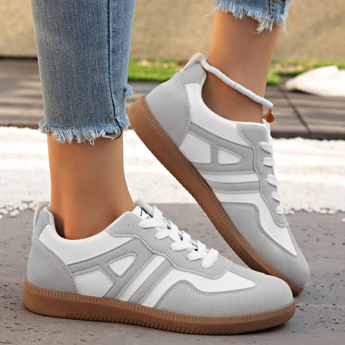Women's retro colour-block lace-up jogging shoes in grey with a low platform heel and rubber sole.