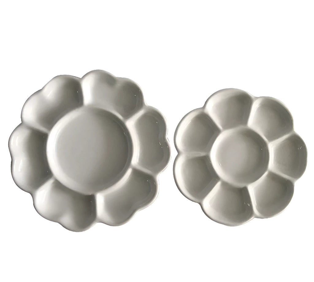 White ceramic plum blossom shaped paint palette for watercolour acrylic oil painting