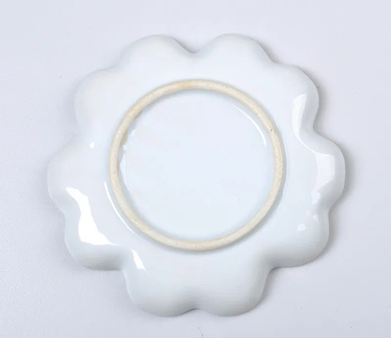White ceramic plum blossom shaped paint palette for watercolour acrylic oil painting