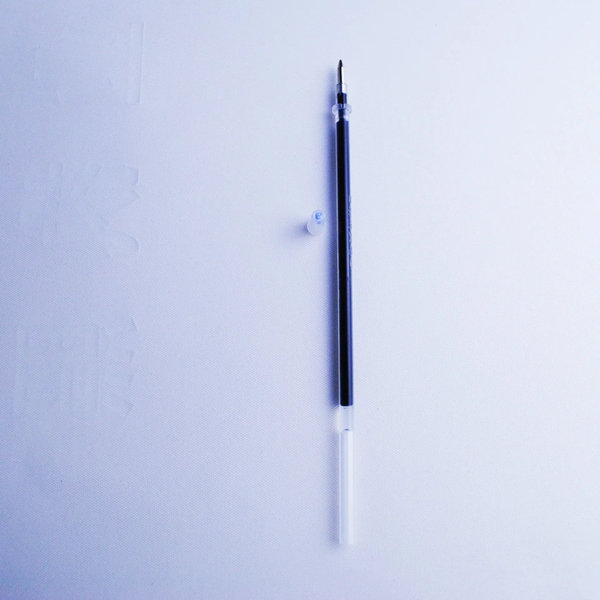 Blue fading ink pen set with 0.5mm tip, eight refills, and plastic pen body measuring 130mm
