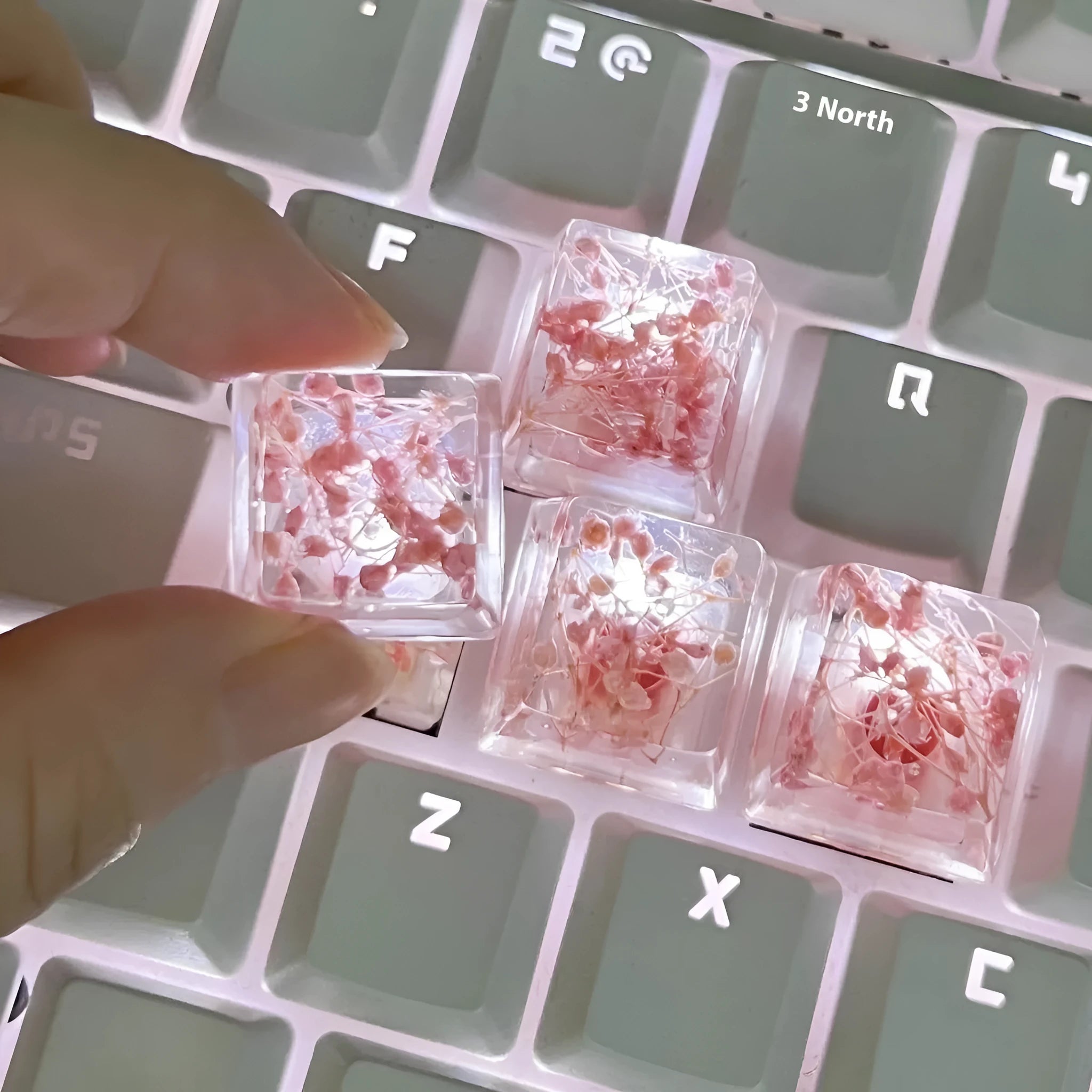 Transparent resin starry sky keycap for mechanical keyboards in green, measuring 1.8cm by 1.2cm.