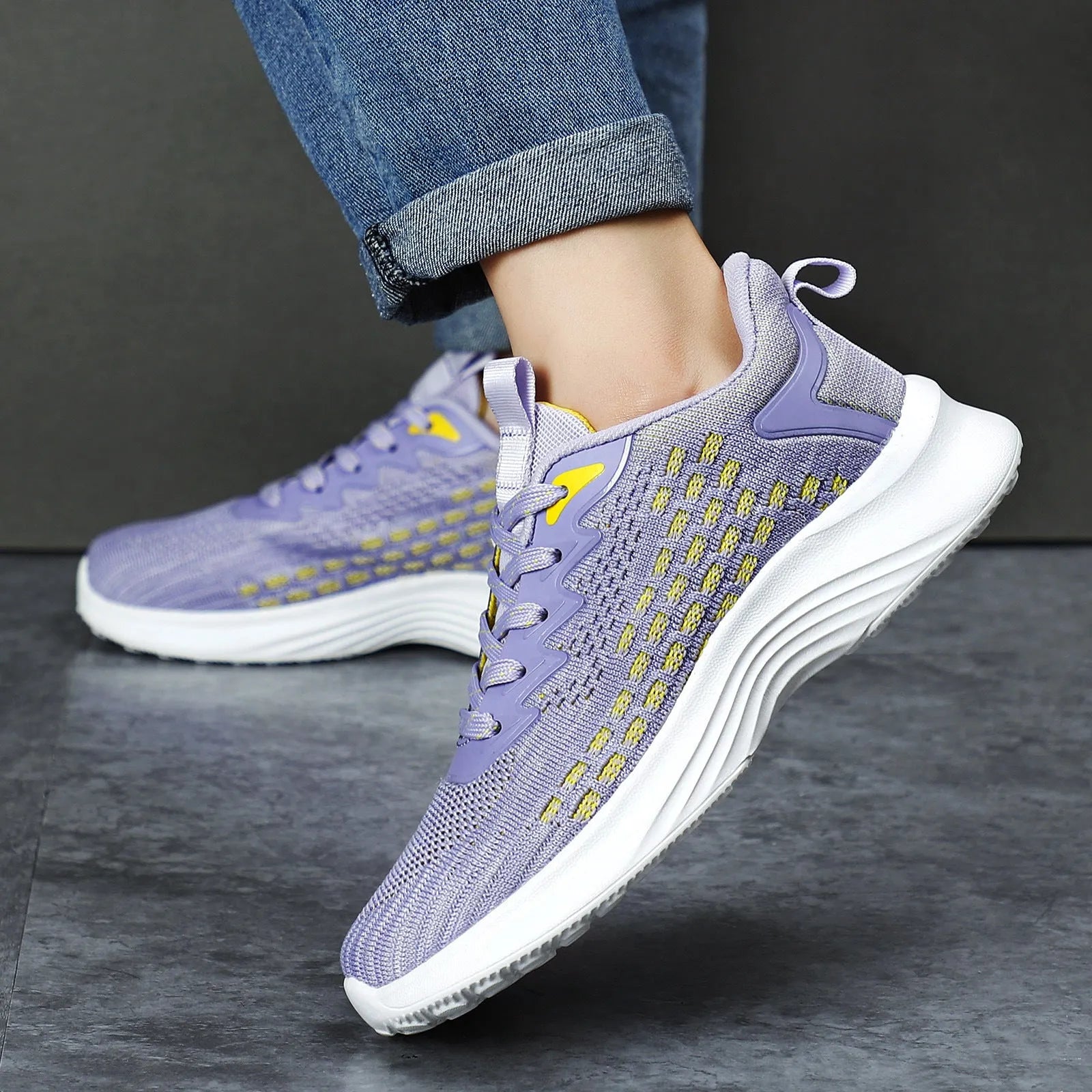 Women's lavender purple Flyknit running shoes with striped pattern and mesh lining