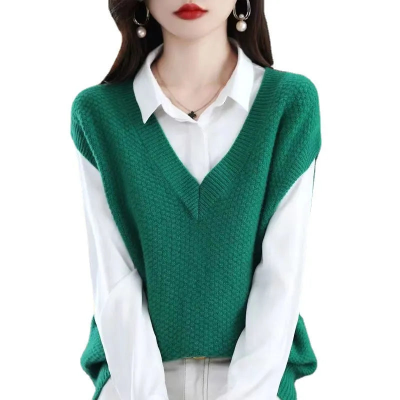 Women's V-neck sleeveless knitted vest with 3D pattern in acrylic fibre